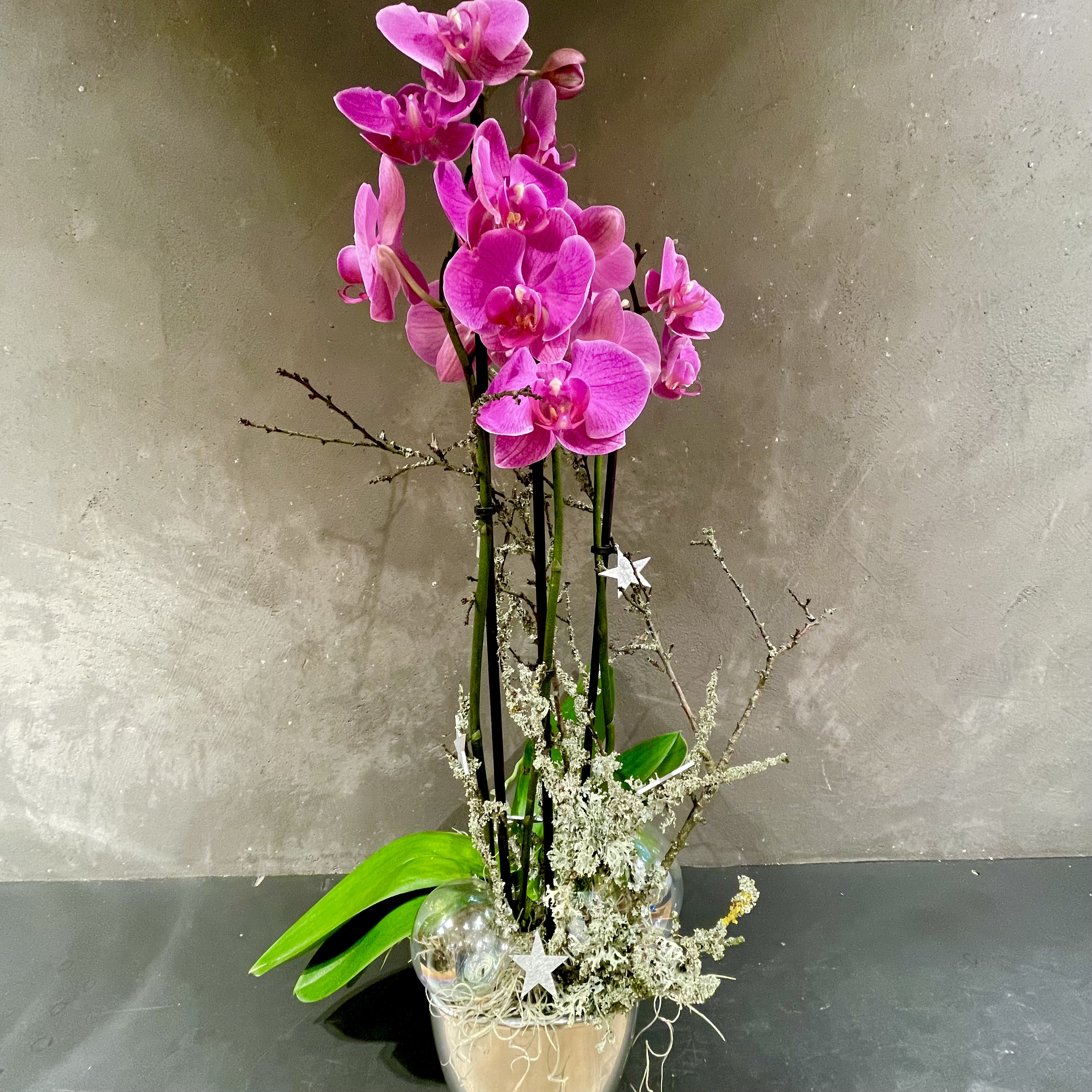 Arrangement mit pinkfarbener Orchidee 